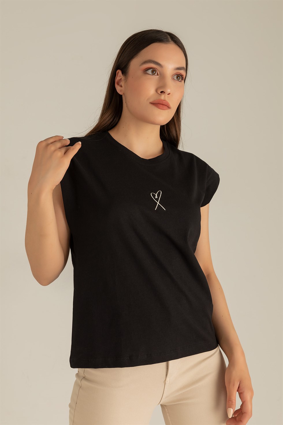 Deniz Butik Kalp Nakışlı T-Shirt - SİYAH. 3