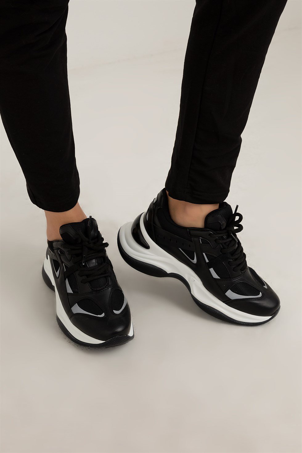 yuksek tabanli spor ayakkabi siyah